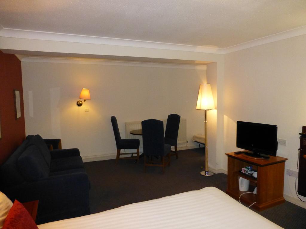 Waterloo Hotel Crowthorne Habitación foto
